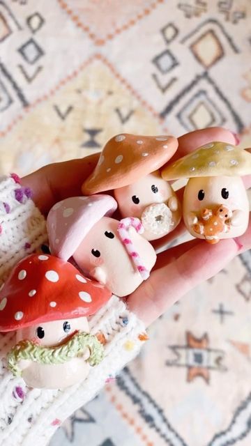 Clay Gifts For Best Friend, Cute Gift Ideas For Friends Christmas, Handmade Gift Christmas, Handmade Selling Ideas, Mushroom Modeling Clay, Clay Mushroom Tutorial, Ideas For Polymer Clay, Fall Crafts With Friends, Diy Clay Gifts For Him