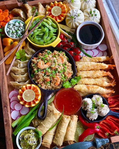 Asian Cheese Board, Asian Snack Board, Asian Food Dinner Party, Sushi And Sake Party, Asian Board Ideas, Asian Food Charcuterie Board, Asian Grazing Board, Charcuterie Board Asian, Sushi Party Platter