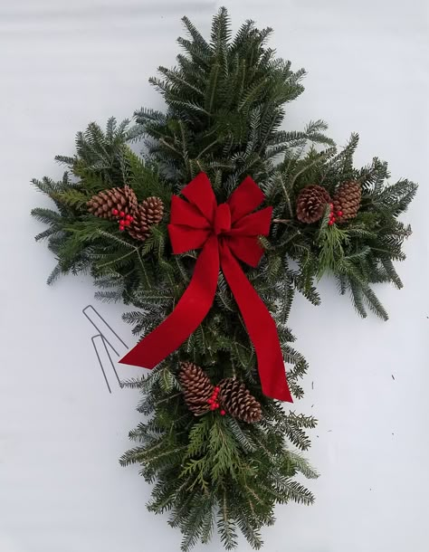 Diy Grave Blankets, Grave Blanket, Gravesite Decorations, Grave Flowers, Cemetery Decorations, Grave Decorations, Pine Cone Decorations, Cemetery Flowers, Natural Christmas