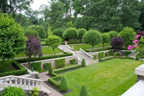 63 of The Best Landscape Hedge Ideas: #39 is Awesome! Garden With Stairs, Boxwood Landscaping, Mindoro, Topiary Garden, Desain Lanskap, Garden Walkway, Formal Garden, Luxury Garden, Formal Gardens