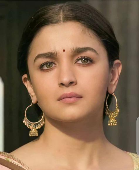 Makeup Layout, Bollywood Makeup, Bollywood Beautiful, Wedding Makeover, Celebrities Earrings, Indian Eyes, Alia Bhatt Photoshoot, Asian Eye Makeup, Simple Pakistani Dresses