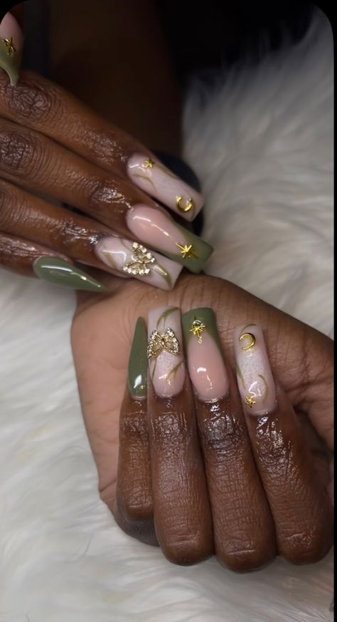 Brown And Sage Green Nails, Periodt Green Nails, Sage Green And Rose Gold Nails, Earthy Nails Designs Green, Army Green French Tip Nails, Earthy Nails Designs Square, Earthy Nail Ideas, Earth Green Nails, Simple Sage Green Nails