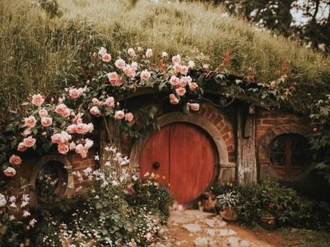 Case Sotterranee, Casa Hobbit, Hobbit Hole, Fairy Aesthetic, Hobbit House, The Shire, Cottage Core Aesthetic, Fairy Houses, Nature Aesthetic