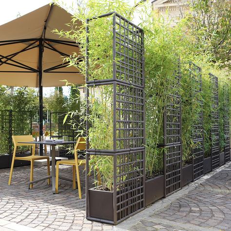 Sipario is a modular partition wall system for outdoor use made of regenerated plastic with a self-watering planter. Featuring an asymmetrical mesh design, the modules allow you to create linear, split and curved layouts. #design #outdoordesign #outdoorliving #homedesign #home Outdoor Partition Design, Partition Outdoor Ideas, Exterior Partition Wall, Garden Partition Ideas, Outdoor Wall Feature, Outdoor Partition Wall, Terrace Partition, Exterior Partition, Partition Outdoor