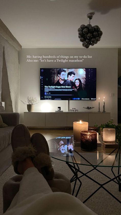 Living Room Atheistic, Apartment Comfy Living Room, Tv At Night Aesthetic, Cozy Movie Night Living Room, Comfy Apartment Aesthetic, Cute Living Room Decor, Cute Living Room, Room Organisation, Deco Studio