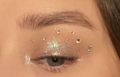 Euphoria Makeup Looks Glitter, Make Up Looks Glitter Eyes, Natural Make Up With Glitter, Glitter On The Face, Glitter On Eyes Makeup, Only Glitter Eye Makeup, Party Makeup Euphoria, Prom Makeup Euphoria, Festival Makeup Looks Glitter Eye