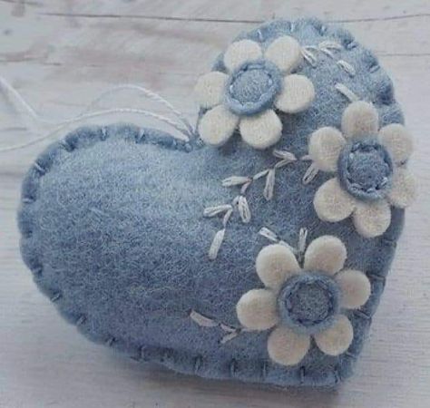 Felt Hearts Crafts, Felt Ornaments Patterns, Denim Crafts Diy, Felt Crafts Christmas, Felted Wool Crafts, Diy Valentines Decorations, Felt Crafts Diy, Fabric Hearts, Fabric Heart