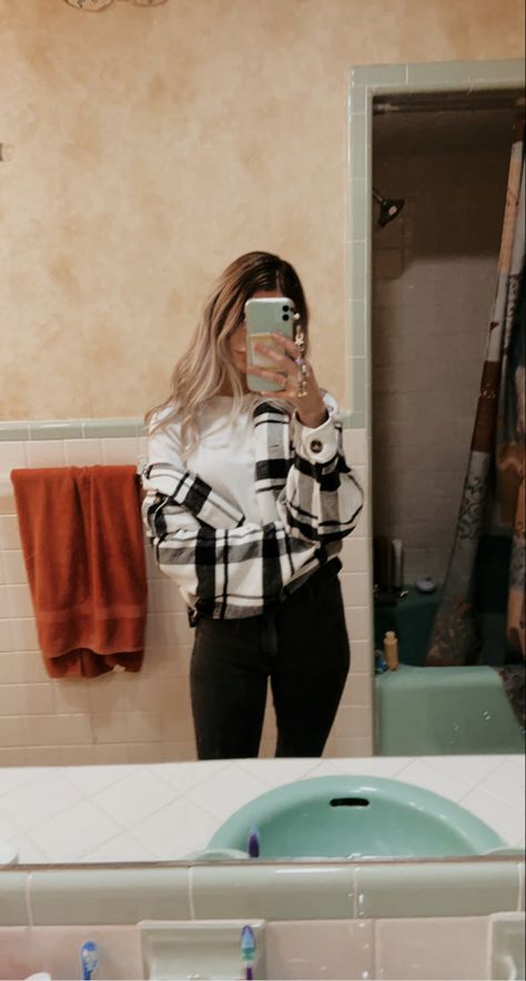 How To Style Black And White Flannel, Black And White Flannel Outfit Fall, White And Black Flannel Outfits, Black And White Flannel With Leggings, Black And White Flannel Outfit Aesthetic, Outfit With Air Forces, Fannels Shirts Outfits Aesthetic, Black And White Flannel Outfit, Black Flannel Outfit