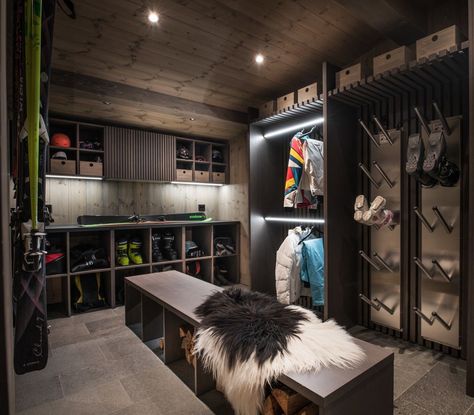 Scandinavian Ski Lodge, Mud Room Ski Chalet, Ski House Mudroom, Ski Mudroom Ideas, Ski House Kitchen, Ski Mudroom, Ski Mud Room, Gear Room Ideas, Equipment Room