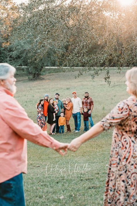 Big Group Family Photoshoot, Family Photos With Extended Family, Immediate Family Photos, Multi Generation Family Photoshoot, Group Family Photo Poses, Winter Big Family Photos, Large Family Group Photo Ideas, Large Family Christmas Photos, Grandparent Photoshoot Family Pictures