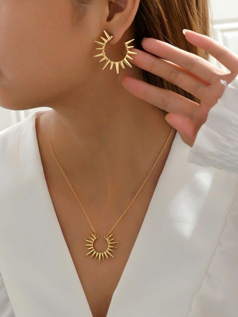 Set Gold Design, Geometric Pendant Necklace, Light Jewelry, Triangle Earrings Stud, Gold Chain With Pendant, Gold Jewelry Sets, Women's Jewelry Sets, Gold Collar, Gold Jewellery Design Necklaces