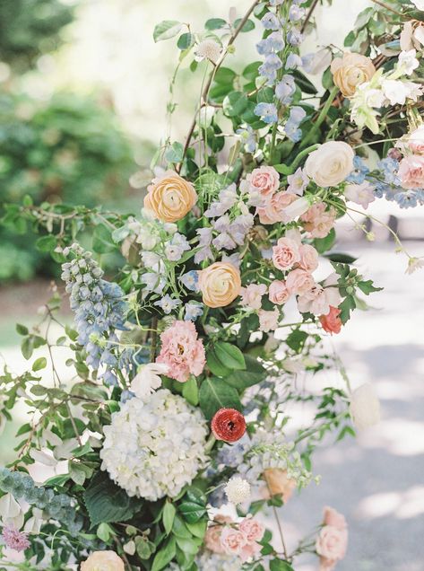 English Garden Wedding Flowers, Gardener Aesthetic, Garden Wedding Flowers, Garden Nails, Pastel Wedding Flowers, Garden Tattoo, English Garden Wedding, Country Garden Weddings, Secret Garden Wedding