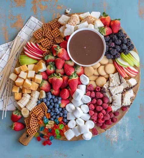 Homemade Chocolate Fondue Recipe | Easy Chocolate Dessert Idea! Chocolate Dipping Platter, Chocolate Fountain Board, Fruit And Sweets Platter, Snacky Food For Party, Food To Dip In Chocolate, Things To Dip In Chocolate Fondue, Chocolate Fondue Party Ideas, Chocolate And Fruit Board, Fondue Party Ideas Decor