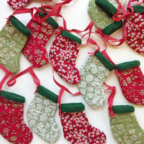 Banner Design Diy, Christmas Bunting Ideas, Bunting Christmas, Fabric Garlands, Liberty Christmas, Bunting Ideas, Knit Tutorials, Christmas Decorations Sewing, Sheath Wedding Dresses