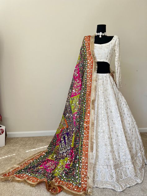 Navaratri Lehenga Choli, Simple Indian Bridal Outfit, Chanya Choli Aesthetic, Chanya Choli Ideas For Navratri, Bridal Lehnga 2024, Chanya Choli Ideas, Jaggo Outfit Punjabi Lehnga, Mehndi Lehnga Designs, Punjabi Wedding Lengha