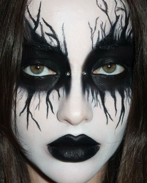 Gotik Makeup, Black Metal Costume, Corpse Paint Woman, Corpse Makeup Black Metal, Corps Makeup, Metal Girl Aesthetic, Corpse Paint Girl, The Crow Makeup, Aesthetic Dark Makeup