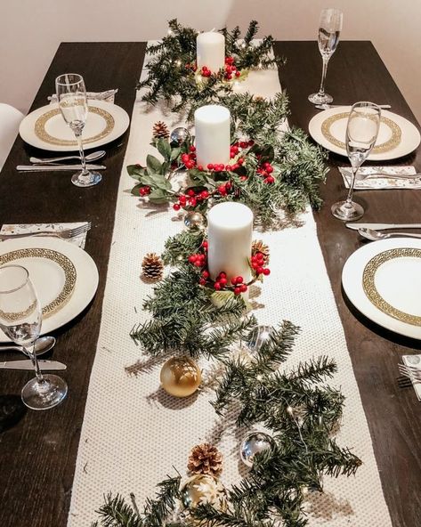 Pointsetta Table Decorations, Christmas Party Table Decorations Cheap, Christmas Table Cloth Ideas, Christmas Centerpieces For Table, Christmas Table Ideas, Christmas Decor Table, Christmas Dinner Table Settings, Christmas Party Table, Christmas Table Decoration