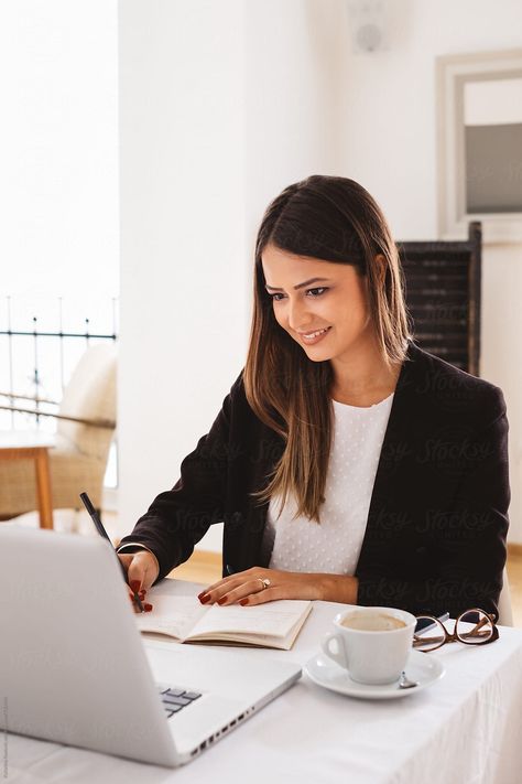 Beautiful brunette businesswoman working on her laptop in a cafe. Business Portraits Woman, Professional Headshots Women, Business Portrait Photography, Headshots Women, Brand Photography Inspiration, Business Photoshoot, Branding Photoshoot Inspiration, Personal Branding Photoshoot, Brunette Woman