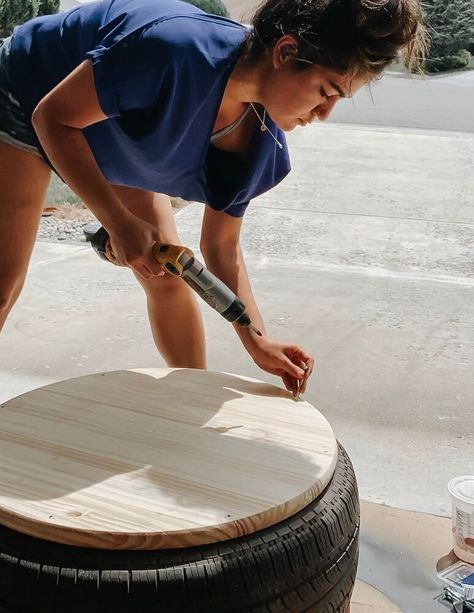 Wood Drum Coffee Table, Tire Ottoman, Tire Table, Diy Tire, Wicker Laundry Hamper, Coffee Table Ideas, Diy Ottoman, Drum Coffee Table, Diy Concrete Countertops