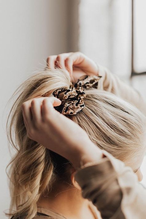 Aesthetic Scrunchie Photoshoot, Hair Accessories Photoshoot Ideas, Scrunchies Product Photography, Product Photography Hair Accessories, Headband Product Photography, Hair Accessories Photoshoot, Scrunchies Aesthetic Photography, Cute Hairstyles With Scrunchies, Scrunchies Photography Ideas