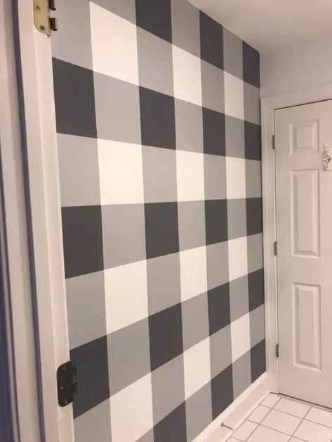 How to handpaint a checked wall? Here is a tutorial! Buffalo Plaid Painting Diy, Plaid Walls Painted, Painting Buffalo Plaid Diy, How To Paint Buffalo Plaid, Painted Checkered Wall, How To Paint Plaid, Diy Checkered Wall, Checked Wall, Painted Walls Ideas