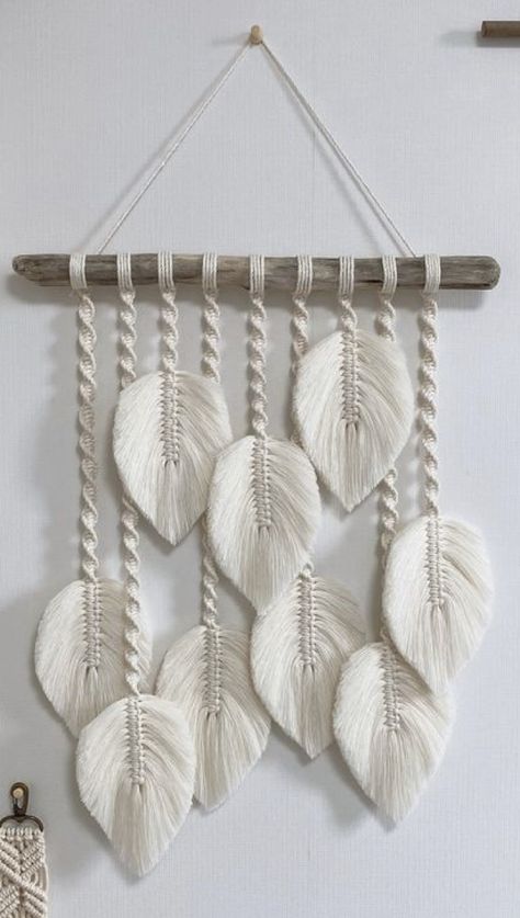 Simpul Makrame, Kerajinan Diy, Pola Macrame, Macrame Wall Hanging Tutorial, Macrame Wall Hanger, Crochet Wall Art, Macrame Feathers, Macrame Knots Pattern, Macrame Wall Hanging Diy