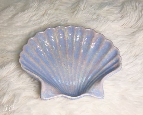 Ceramic Seashell Bowl, Seashell Ceramic Plate, Clay Seashell Dish, Sea Shell Pottery, Seashell Pottery Painting, Shell Ceramic Plate, Seashell Clay Tray, Beachy Ceramic Ideas, Shell Pottery Ideas