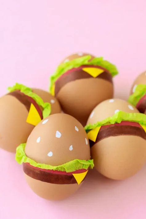 We couldn't resist these fun food-themed Easter egg decorating ideas we found from some of our favorite bloggers. Check out Cool Mom Picks for more ideas like these adorable Hamburger eggs by Studio DIY. Cool Easter Eggs, Diy Easter Eggs, Creative Easter Eggs, Easter Egg Art, Diy Ostern, Easter Egg Designs, Easter Eggs Diy, Easter Egg Crafts, Easter Egg Painting