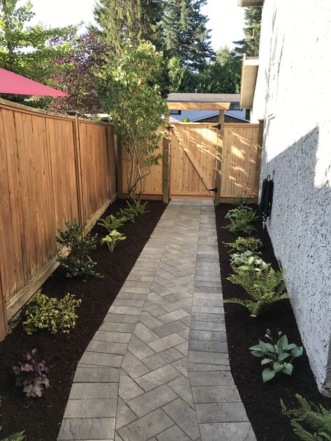 Walkways To Backyard, Side Of House Backyard Ideas, Small Front Window Landscaping, Landscape Ideas For Small Backyard On A Budget, Backyard Inspo Small, Cute Walkway Ideas, Cool Diy Backyard Ideas, Backyard Paver Pathway Ideas, Front Lawn Pathway Ideas