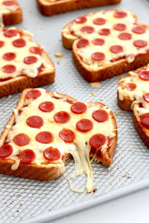 Pizza Toast, Mexikansk Mat, Toast Pizza, Resep Diet, Idee Pasto, Makanan Diet, Läcker Mat, Easy Pizza, Deilig Mat