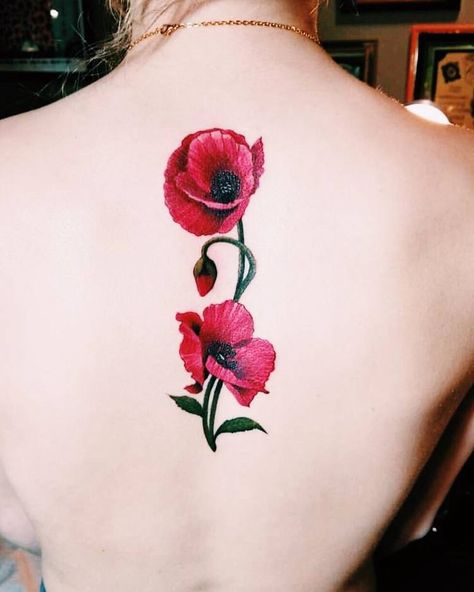 Poppy Tattoo by lisafer.tattooer Poppy Tattoo Meaning, Tattoo Planets, Fernweh Tattoo, Wildflowers Tattoo, Design Tatuaje, Rosen Tattoo Frau, Poppy Flower Tattoo, Realistisches Tattoo, Tattoo Wallpaper