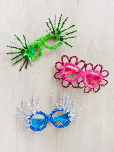 DIY New Year's Eve Glasses ⋆ Handmade Charlotte Påskeaktiviteter For Barn, News Years Crafts For Kids, New Year's Eve Crafts, New Year's Eve Activities, Kids New Years Eve, New Year Diy, New Year Art, Handmade Charlotte, Pipe Cleaner Crafts