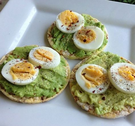 Avocado, hard boiled eggs, salt and pepper on a rice cake Toast And Eggs, Wild Rose Detox Recipes, Food Avocado, Pasti Sani, Idee Pasto, Healthy Food Inspiration, Easy Healthy Meal Prep, Healthy Food Motivation, Healthy Lifestyle Food