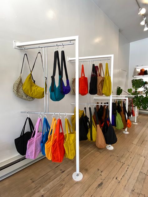 Bag Showroom, Display Rack Ideas, Vendor Booth Display, Porter Bag, Storefront Design, Boutique Interior Design, Cafe House, Stall Designs, Diy Fashion Hacks