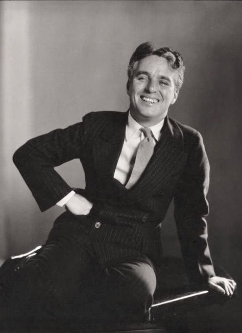 Charles Chaplin fotografiado por Edward Steichen, 1931 Mabel Normand, Chaplin Film, Charles Spencer Chaplin, Classic Actors, Peter O'toole, Doug Mcclure, Edward Steichen, Douglas Fairbanks, Charles Spencer