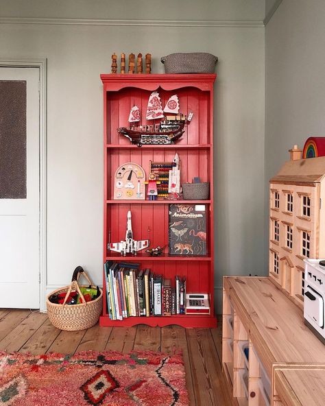 Green Bookshelf, Red Bookshelf, Vintage Playroom, Eclectic Kids Room, Pine Shelf, Neutral Bedroom Decor, Vintage Bookshelf, Nursery Room Inspiration, Diy Renovation