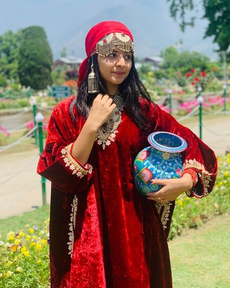 Kashmiri Outfits For Women, Kashmiri Culture, Mahima Makwana, Hijab Photoshoot, Mughal Garden, Adaa Khan, Rajasthani Dress, Indian Women Painting, Turkish Dress