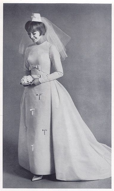 tiny bow 1960s bride - love the headpiece | Flickr Vintage Wedding Dress 1960s, Wedding Dress 1960s, Vintage Bridal Fashion, 1960s Wedding, Vintage Wedding Photos, Vintage Wedding Dress, Tiny Bow, Antique Wedding, Wedding Gowns Vintage