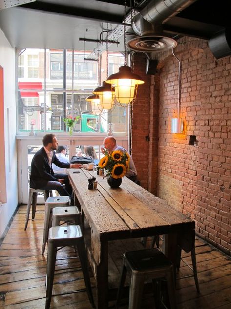 Long reclaimed wood bar table in restaurant Communal Dining, Bar Restaurant Design, Restaurant Inspiration, Narrow Table, Design Café, Small Cafe, Coffee Places, Coffee Shops Interior, Big Table