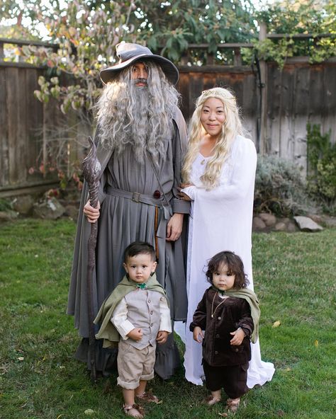 Unique Family Halloween Costumes, Cute Family Halloween Costumes, Family Costume Ideas, Family Halloween Costume Ideas, Lotr Costume, Family Halloween Costume, Addams Family Costumes, Family Cosplay, Fair Outfits