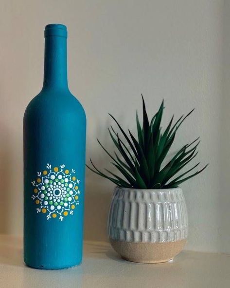 Cute Bottle Painting, Glass Bottle Painting Designs, Bottle Art Design, Bottle Painting Ideas, Diy Bottle Art, Glass Bottle Painting, Bottle Art Projects, Bottle Designs, Pot Painting