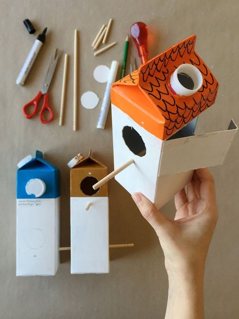 DIY fabriquer un cabane à oiseaux avec des briques de lait. Birdhouse Village, Recycler Diy, Birdhouse Craft, Homemade Bird Feeders, Buat Pita, Handmade Charlotte, Diy Bird Feeder, Bird Houses Diy, Diy Birds