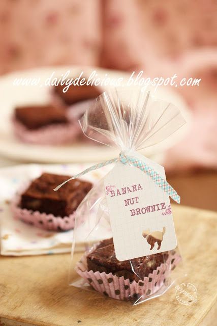 Could do maybe with some low-weight cotton or some other nature-friendly, semi-transparent material Banana Nut Brownies, Bake Sale Treats, Brownie Packaging, Bake Sale Packaging, Cake Stall, Christmas Present Ideas, Baking Packaging, Dessert Packaging, Cake Packaging