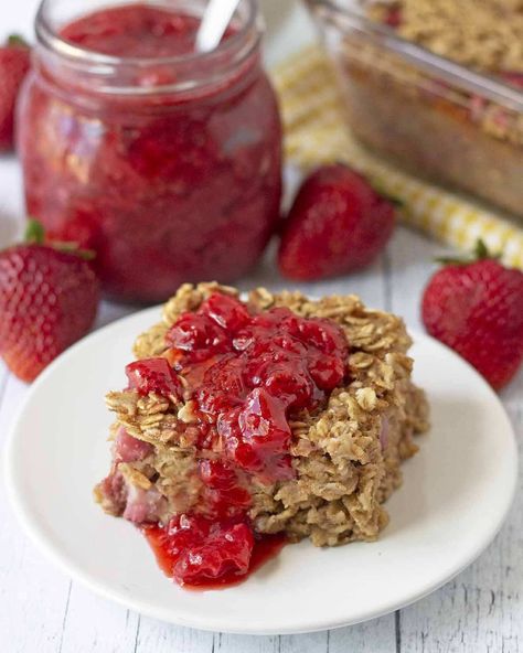 Delicious and filling strawberry baked oatmeal that happens to be vegan and gluten-free (if you use gf oats!). This easy breakfast (or brunch!) is filled with sweet berries and contains no eggs, no dairy, no oil, and no refined sugar. It’s a great make-ahead vegan breakfast to prepare on the weekend and warm up during the week ahead. If you prefer to make this recipe as strawberry baked oatmeal cups, instructions are included in the post. Gluten Free Baked Oatmeal, Strawberry Baked Oatmeal, Gluten Free Vegan Recipes Desserts, Vegan Brunch Recipes, Vegan Gluten Free Breakfast, Kid Friendly Breakfasts, Vegan Gluten Free Desserts, Weekday Breakfast, Vegan Breakfast Easy