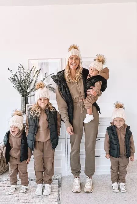 Family Winter Outfits, Matching Fall Outfits Mother Daughter, Mommy And Me Travel Outfits, Winter Outfits Mom And Daughter, Mommy And Me Winter Outfits, Mommy And Son Matching Outfits, Mommy And Me Christmas Outfits, Mom And Daughter Matching Fits, Mom And Me Outfits