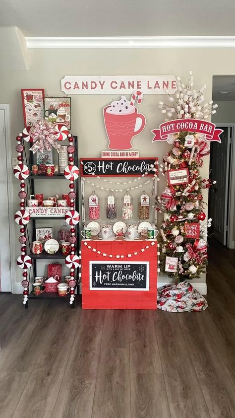 Christmas Tree Ideas Traditional, Christmas Hot Chocolate Bar, Rustic Christmas Tree Ideas, Candy Cane Lane, Hot Chocolate Bar, Candy Land Christmas Door, Gingerbread Christmas Decor, Christmas Hot Chocolate, Christmas Themes Decorations