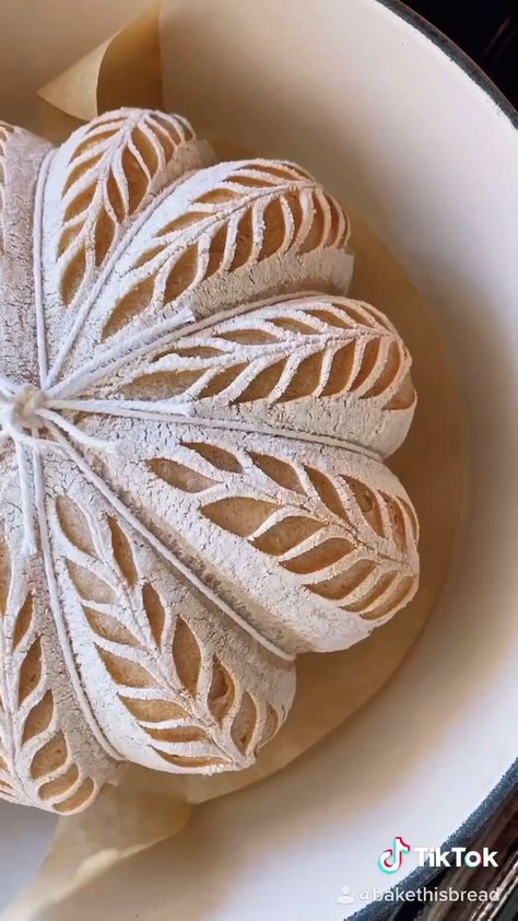 Artisan Bread Design, Bread Scoring Patterns, Beautiful Bread, Bread Scoring, Homemade Sourdough Bread, Bread Shaping, Bread Art, Sourdough Baking, Holiday Meals