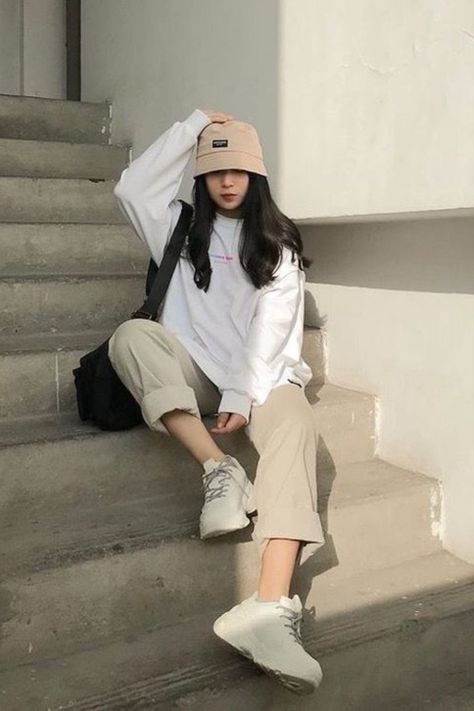 Brown Bucket Hat Outfit, Japan Outfits, Boyish Outfits, Korean Casual Outfits, Classy Casual Outfits, Korean Fashion Trends, Outfits With Hats, Tomboy Fashion, Korea Fashion