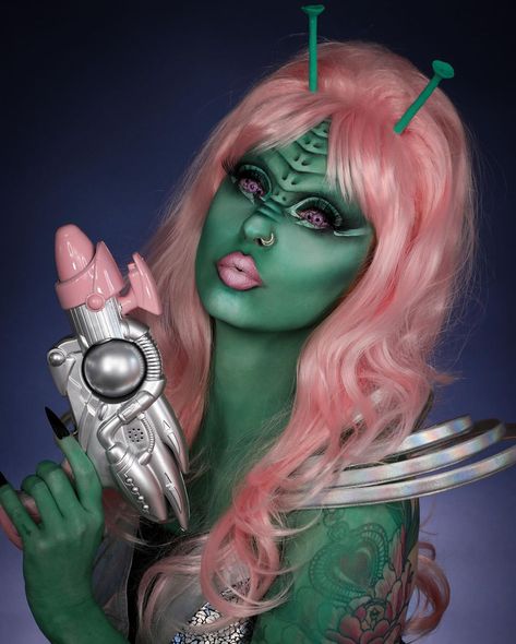 27 Makeup Ideas for Halloween: Easy, Cool, and Spooky Looks for Men, Women, and Kids 31 Days Halloween Makeup, Halloween Costumes Body Painting, Unique Alien Costume, Teal Alien Makeup, Womens Alien Makeup, Unique Halloween Makeup Looks, Alien Makeup Green, Alien Costume Women Makeup, Alien Core Makeup