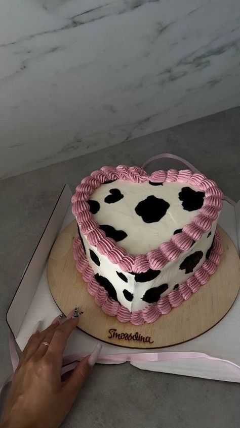 Western Birthday Cakes, Cowgirl Birthday Cakes, Comic Cake, Amazing Cake Decorating, 19th Birthday Cakes, Cowgirl Cakes, Cow Cakes, 21st Cake, Rodeo Birthday